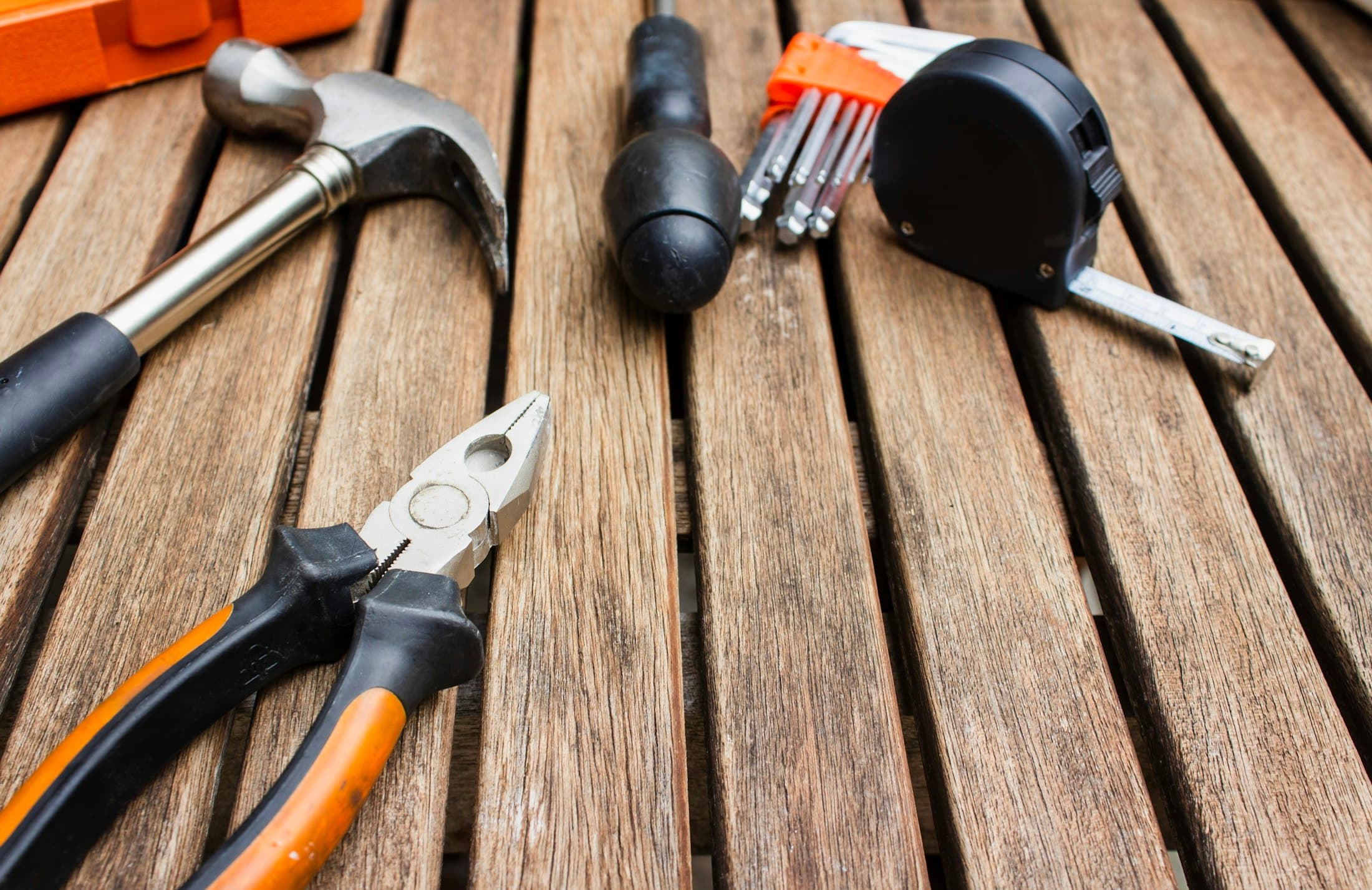 Handwerkzeuge auf einer Holzoberfläche